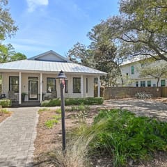 Seagrove Gardens - Community Pool & 4 Bikes!