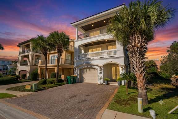 Ocean Manor - 4 Bikes, Shared Pool, Pet Friendly! - Image 1
