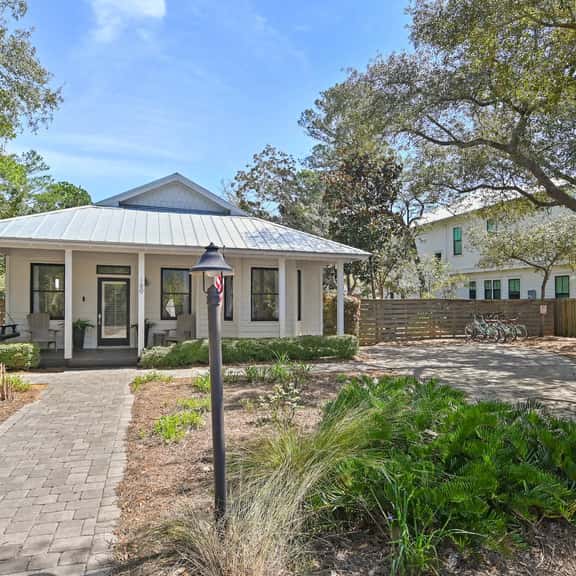 Seagrove Gardens - Community Pool & 4 Bikes! - Image 1