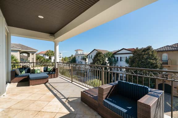 Ocean Manor - 4 Bikes, Shared Pool, Pet Friendly! - Image 4